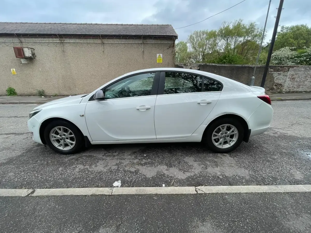 Używany Vauxhall Insignia Design Edition 2015 Biały Hatchback