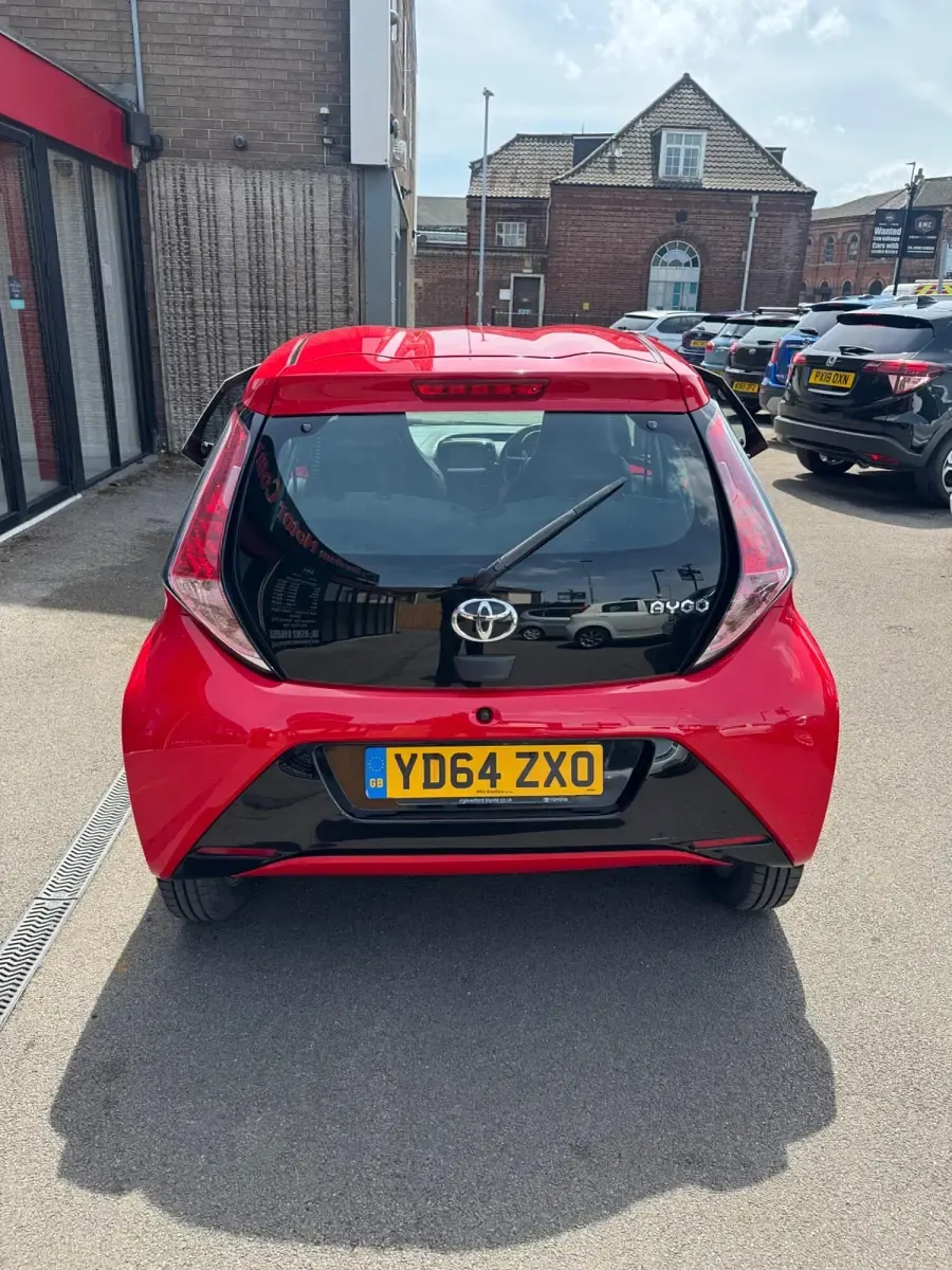 Used Toyota Aygo x-press 68 HP (50 kW) 2014 Red Hatchback