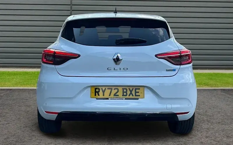 Used Renault Clio Techno 145 HP (106 kW) 2022 White Hatchback