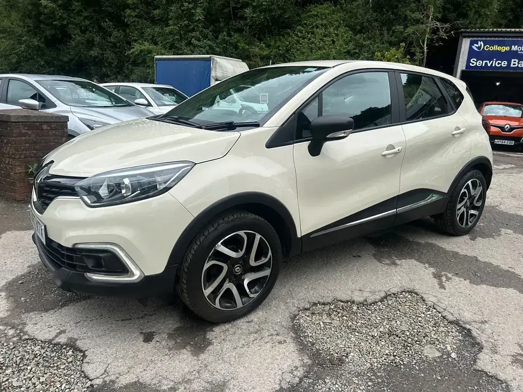 Used Renault Captur Dynamique 90 HP (66 kW) 2017 White SUV