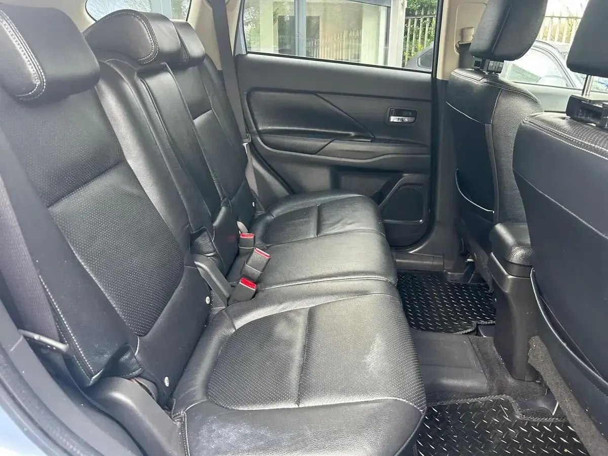 Used Mitsubishi Outlander P-HEV 2014 Silver SUV