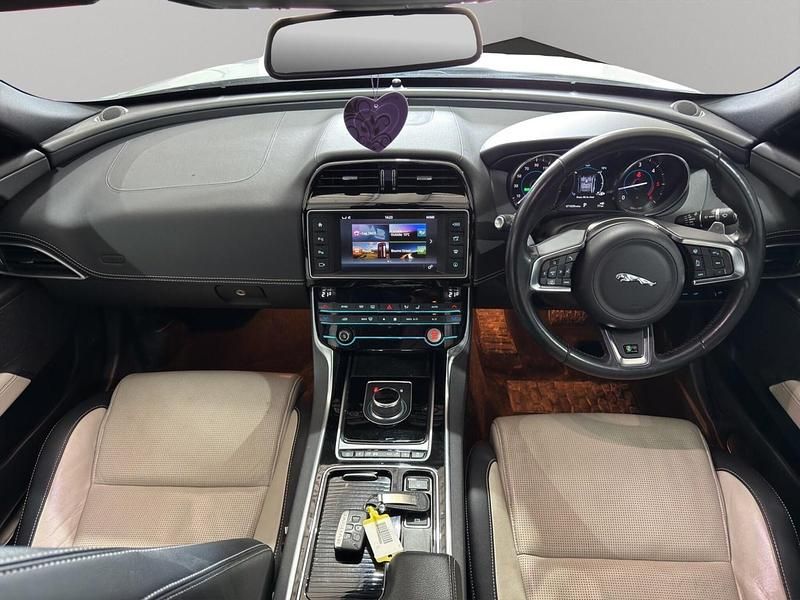 Used Jaguar XE R-Sport 180 HP (132 kW) 2017 White Sedan