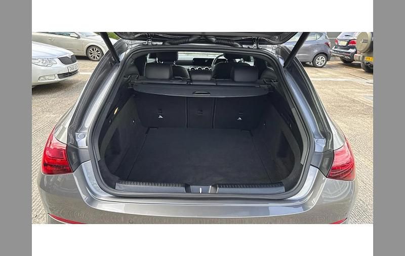 Usado Mercedes CLA180 Executive 134 CV (98 kW) 2025 Gris Berlina