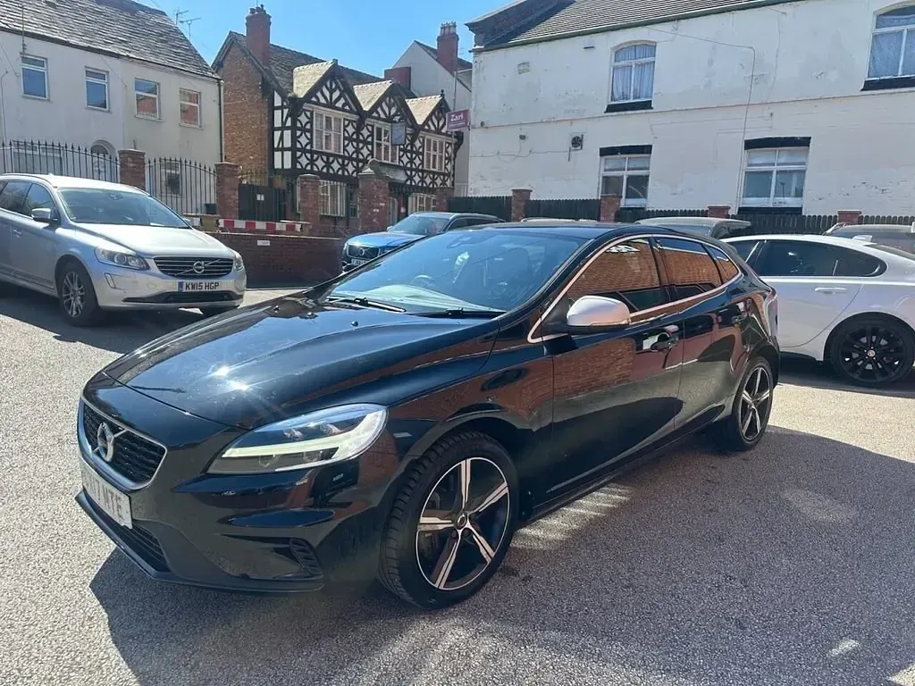 Begagnad Volvo V40 R-Design 122 HK (89 kW) 2017 Svart Halvkombi