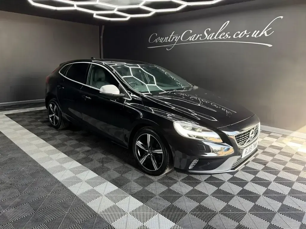 Usado Volvo V40 R-Design 120 HP (88 kW) 2019 Preto Citadino