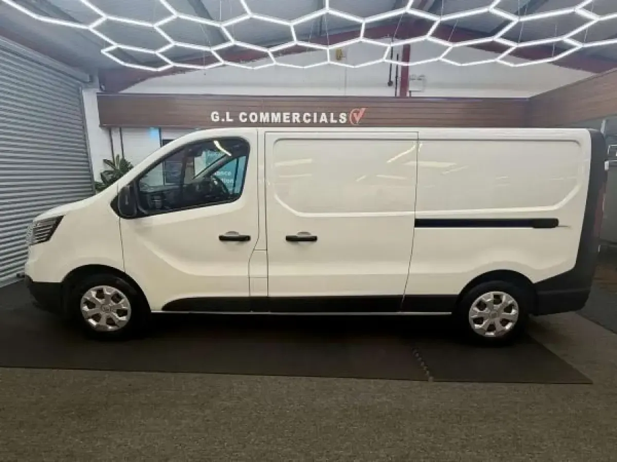 Used Renault Trafic 130 HP (95 kW) 2023 White MPV