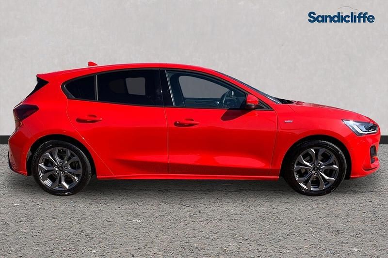 Second-hand Ford Focus ST-Line 125 CP (91 kW) 2023 Roșu Hatchback