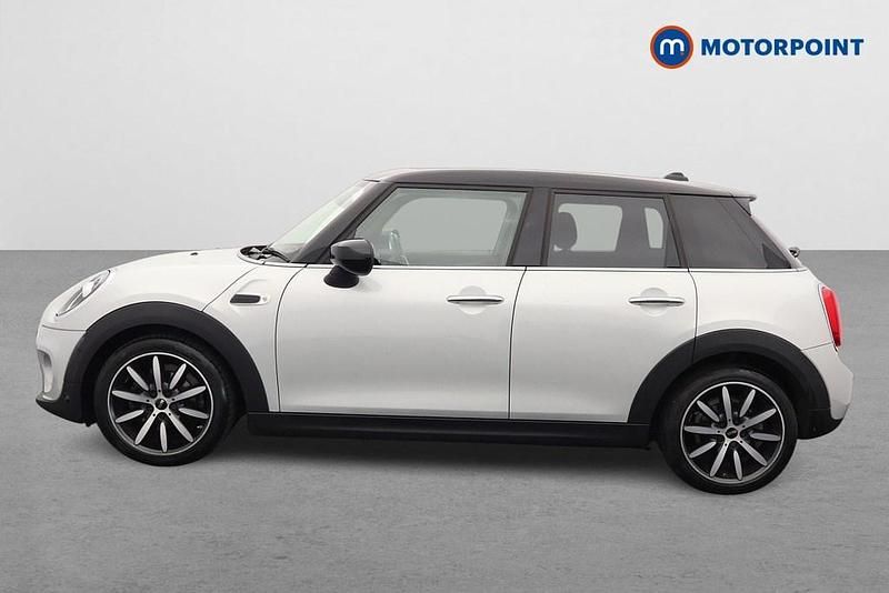 Begagnad Mini Cooper Comfort 136 HK (100 kW) 2019 Vit Halvkombi