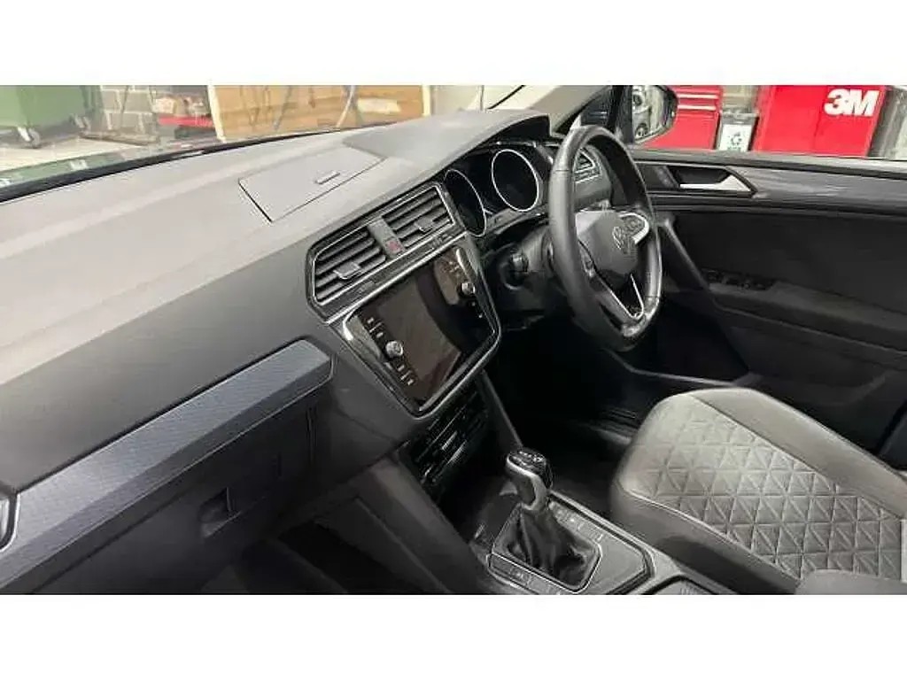 Second-hand VW Tiguan Life 150 CP (110 kW) 2023 Gri SUV