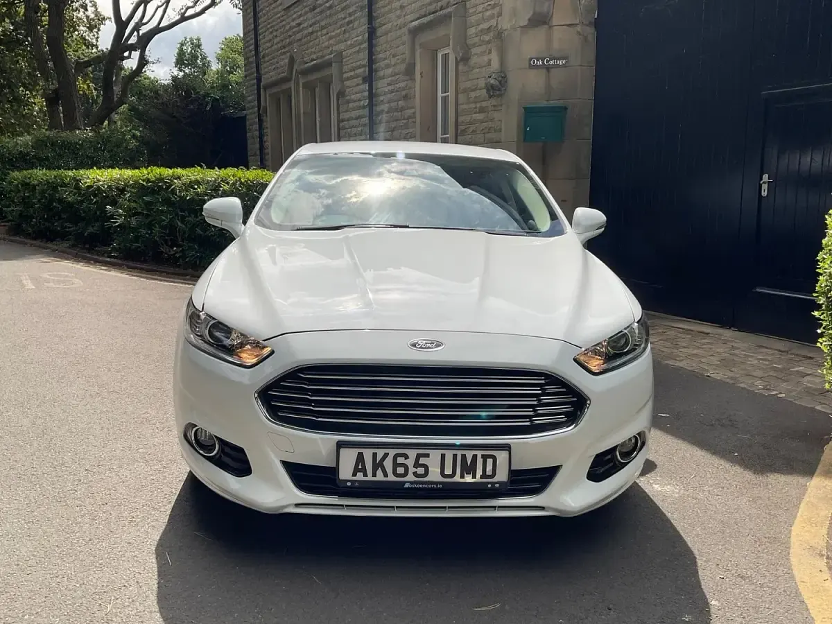 Used Ford Mondeo Titanium 180 HP (132 kW) 2015 White Hatchback