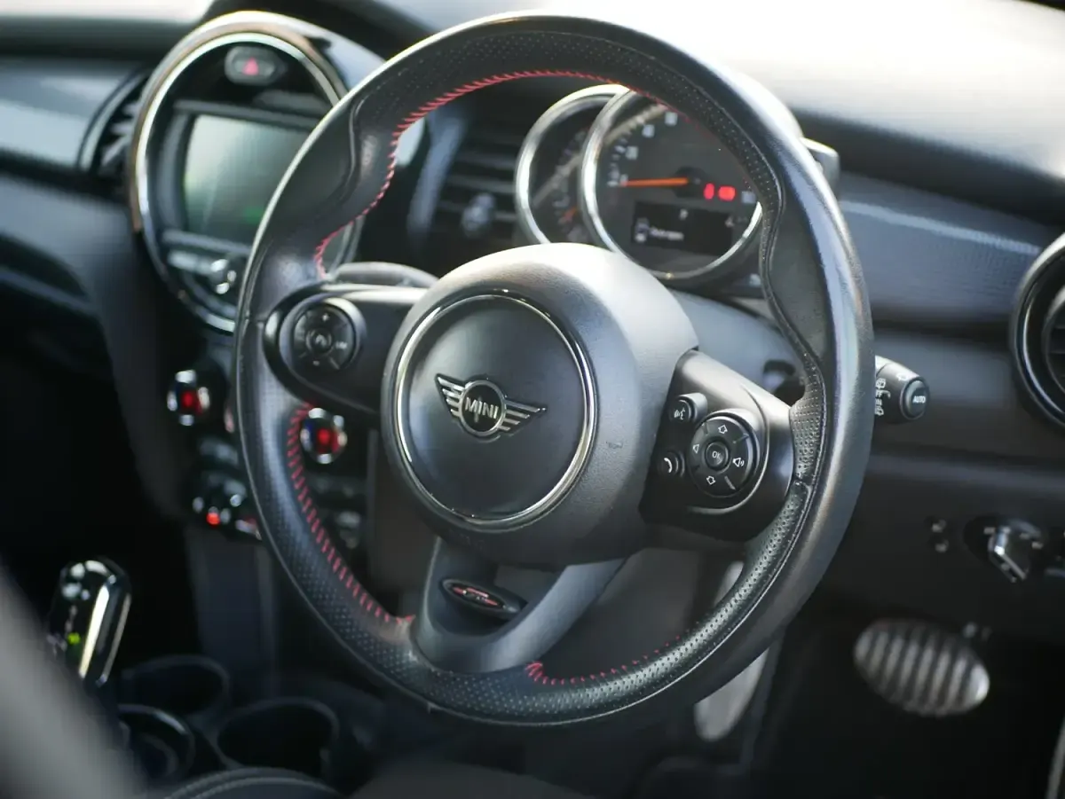 Usado Mini Cooper Hatch 136 HP (100 kW) 2020 Preto Citadino