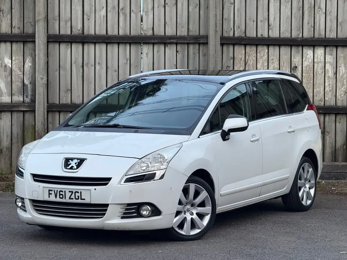 Used Peugeot 5008 2011 White MPV