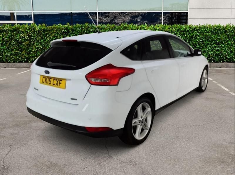 Used Ford Focus Zetec 125 HP (91 kW) 2015 White Hatchback