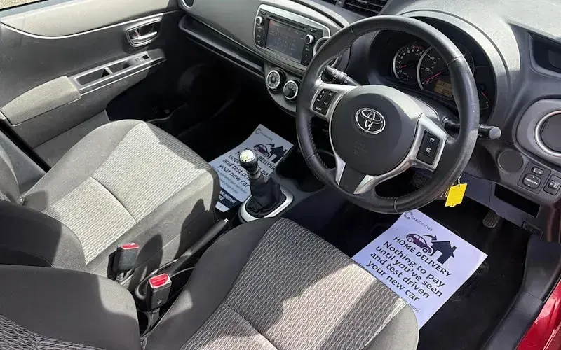 Used Toyota Yaris 101 HP (74 kW) 2014 Red Hatchback