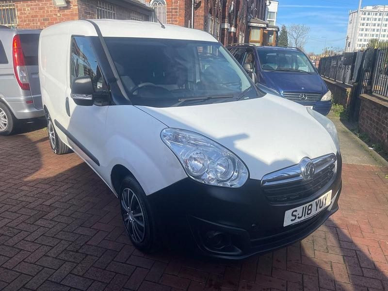 Second-hand Vauxhall Combo 95 CP (69 kW) 2018 Alb Monovolum