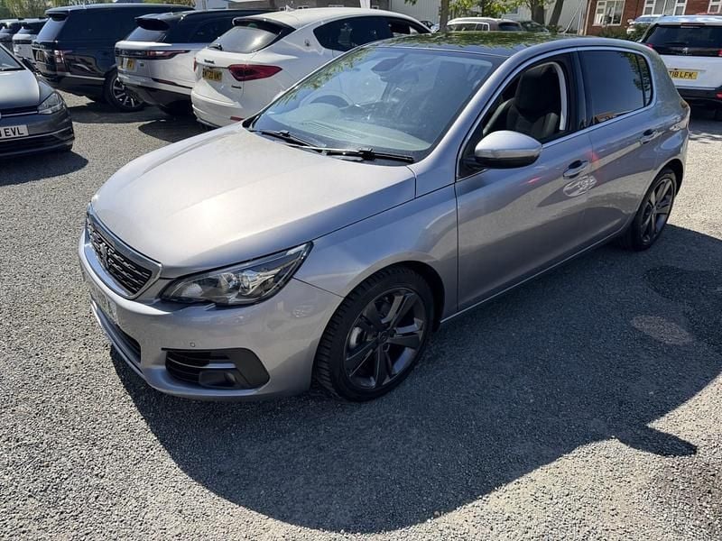 Usado Peugeot 308 Allure 130 HP (95 kW) 2018 Cinzento Citadino