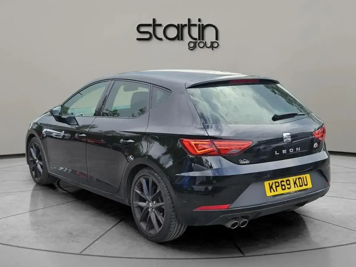 Begagnad Seat Leon Black Edition 128 HK (94 kW) 2019 Svart Halvkombi