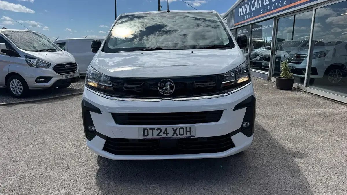 Used Vauxhall Vivaro 143 HP (105 kW) 2024 White MPV