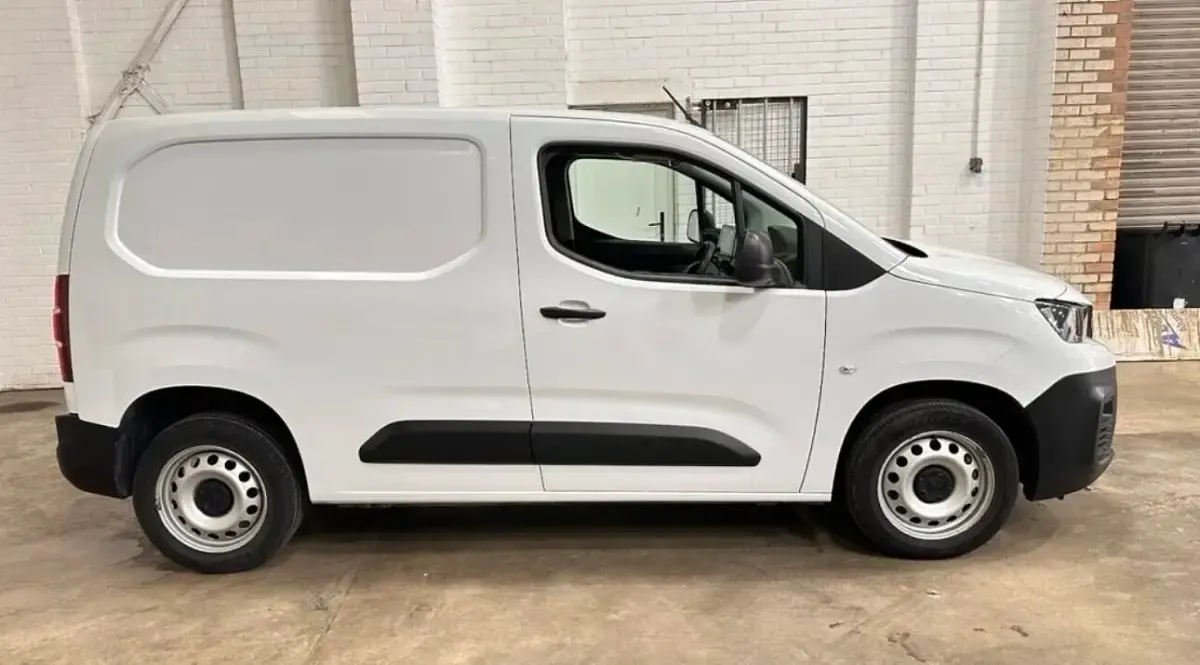 Used Peugeot Partner Premium 100 HP (73 kW) 2023 White MPV