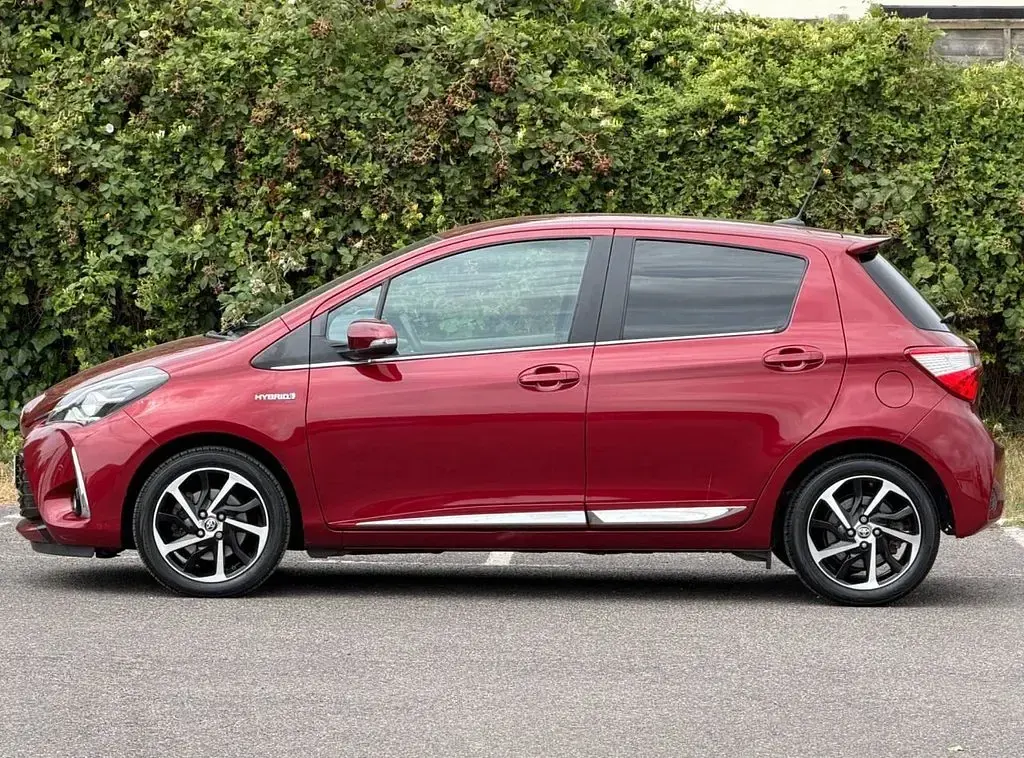Used Toyota Yaris 100 HP (73 kW) 2020 Red Hatchback