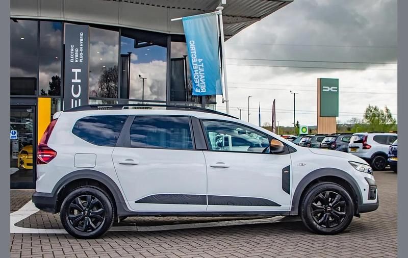 Used Dacia Jogger Extreme 110 HP (80 kW) 2024 White MPV