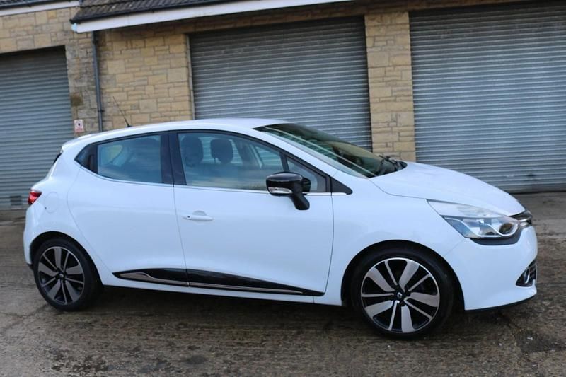 Used Renault Clio IV Dynamique 90 HP (66 kW) 2016 White Hatchback