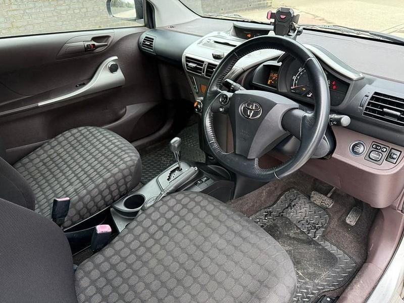 Used Toyota iQ 68 HP (50 kW) 2010 Silver Hatchback