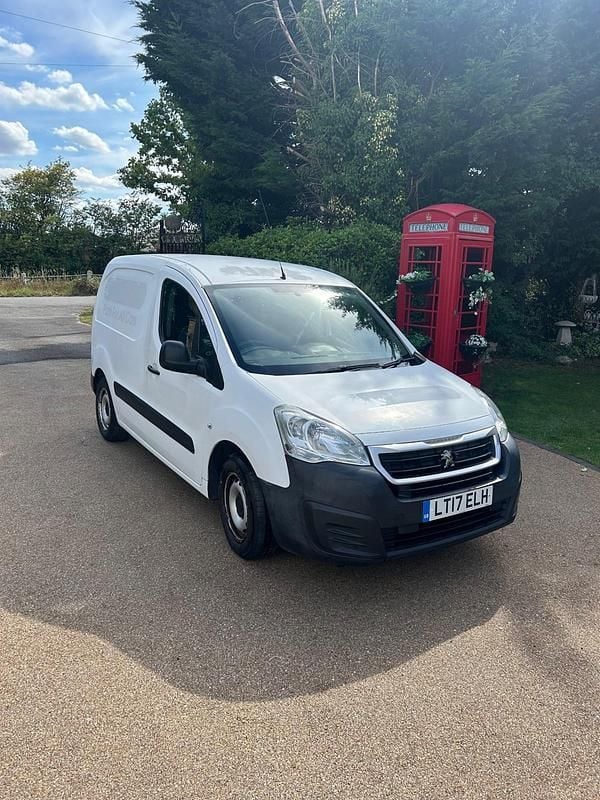 White Used 2017 Citroën Berlingo MPV | £2,950 (Good price) - Image 1/4