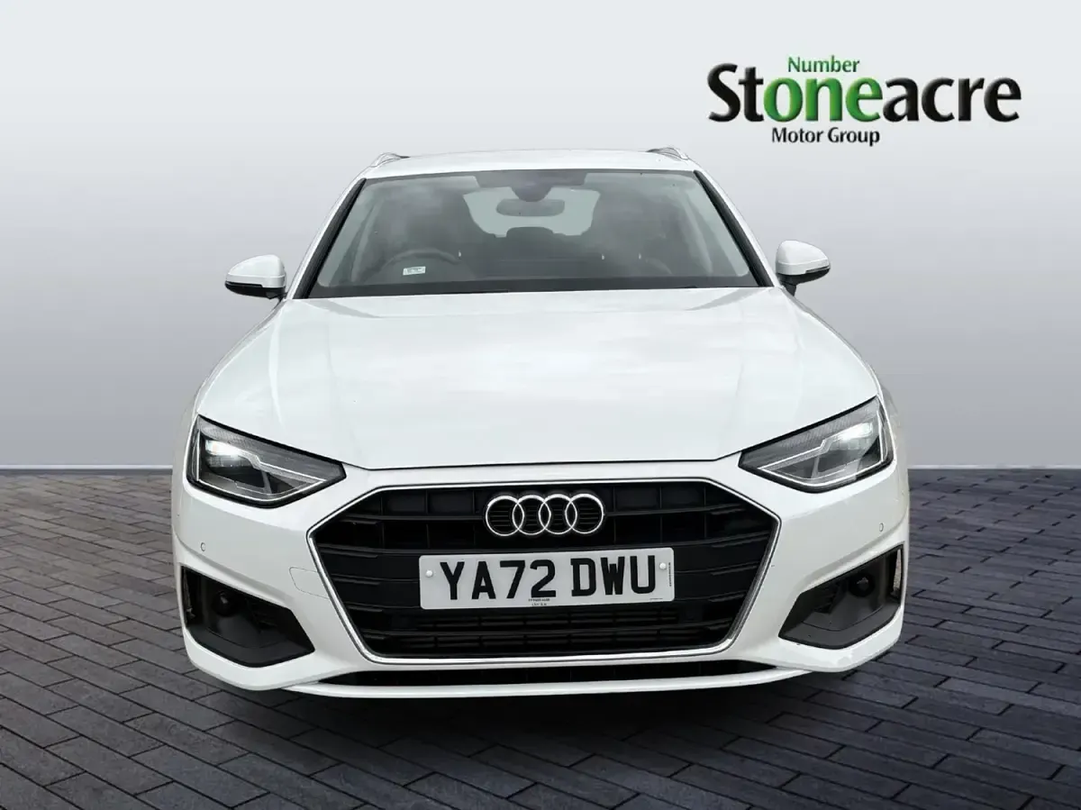 Begagnad Audi A4 Comfort 150 HK (110 kW) 2023 Vit Kombi