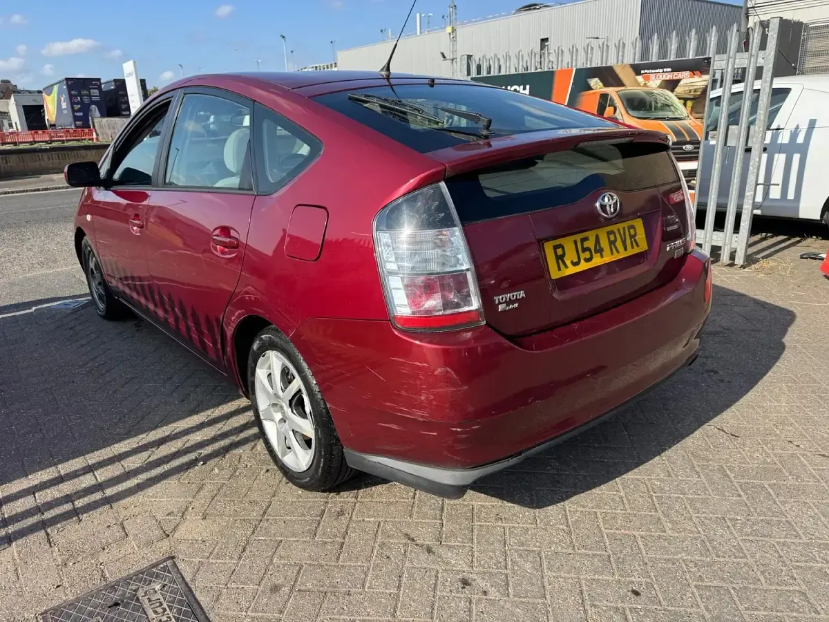 Used Toyota Prius 113 HP (83 kW) 2004 Red Hatchback