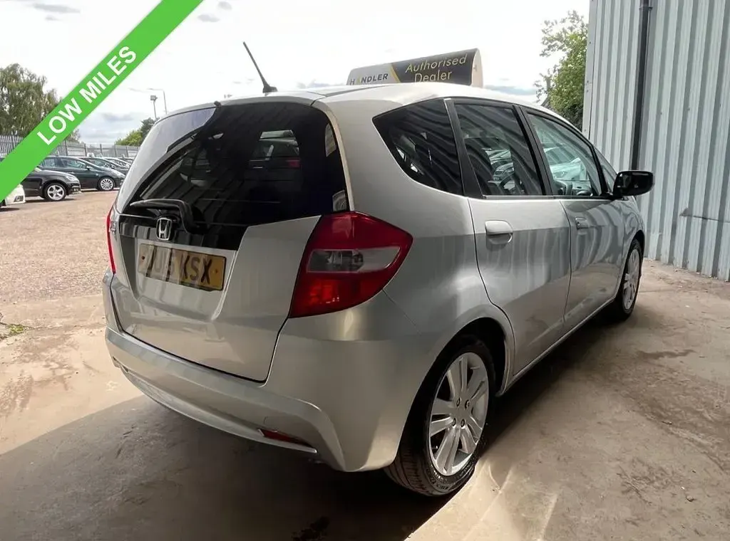 Used Honda Jazz ES 99 HP (72 kW) 2015 Silver Hatchback