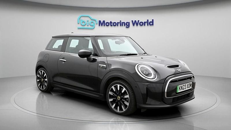 Begagnad Mini Cooper S Hatch 135 kW (184 HK) 2023 Svart Halvkombi