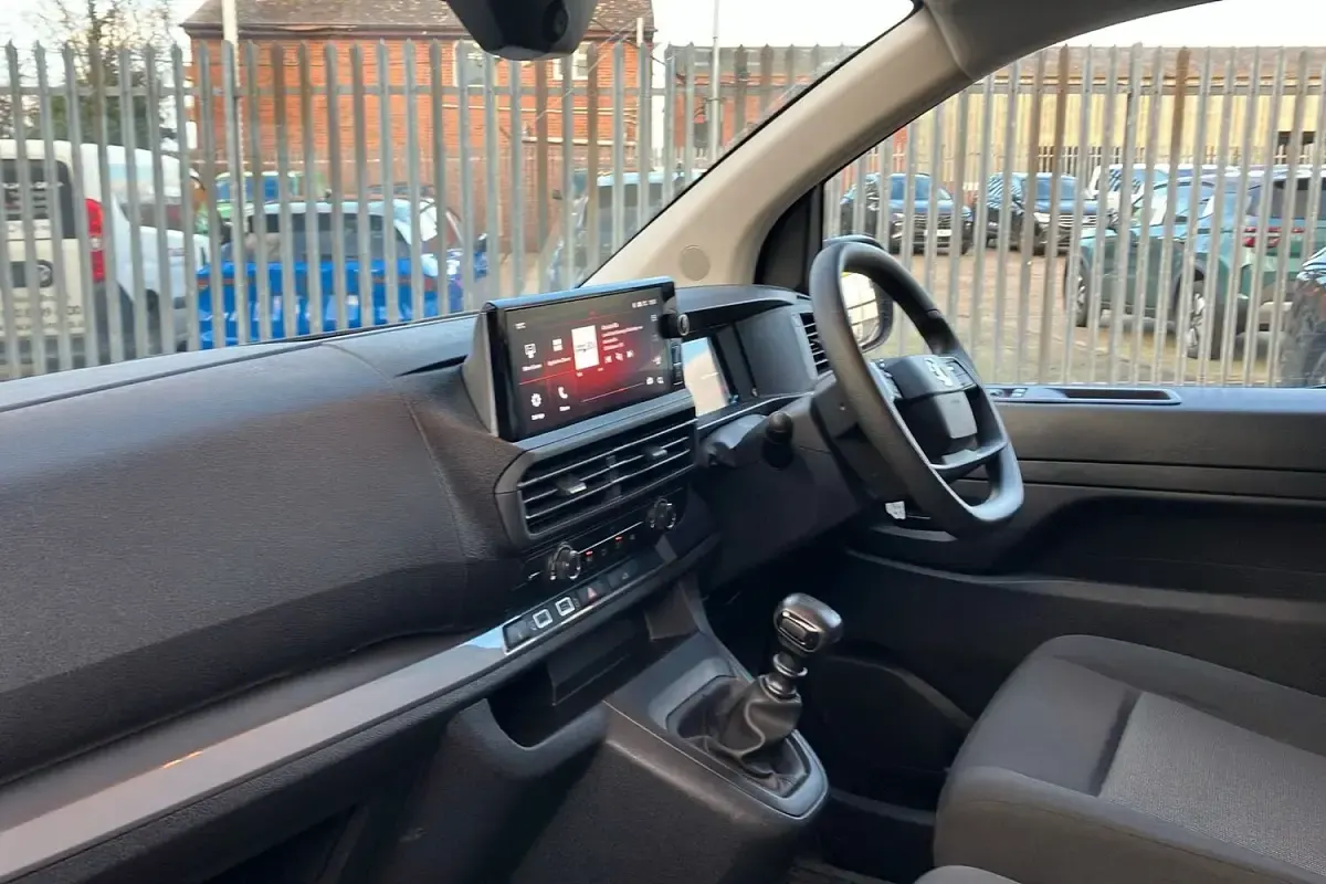 Used Vauxhall Vivaro S 120 HP (88 kW) 2024 Kaolin white MPV