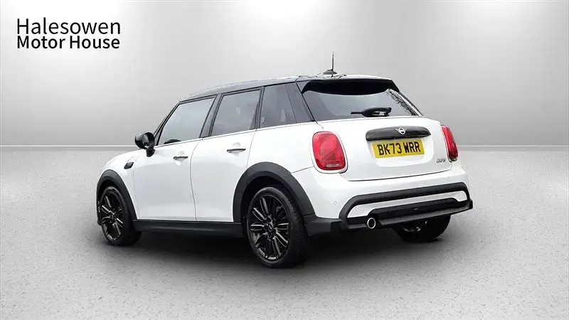 Begagnad Mini Cooper Exclusive 136 HK (100 kW) 2023 Vit Halvkombi
