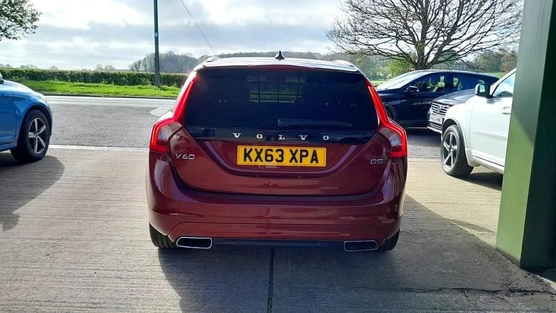 Usado Volvo V60 SE Lux 215 HP (158 kW) 2014 Vermelho Carrinha