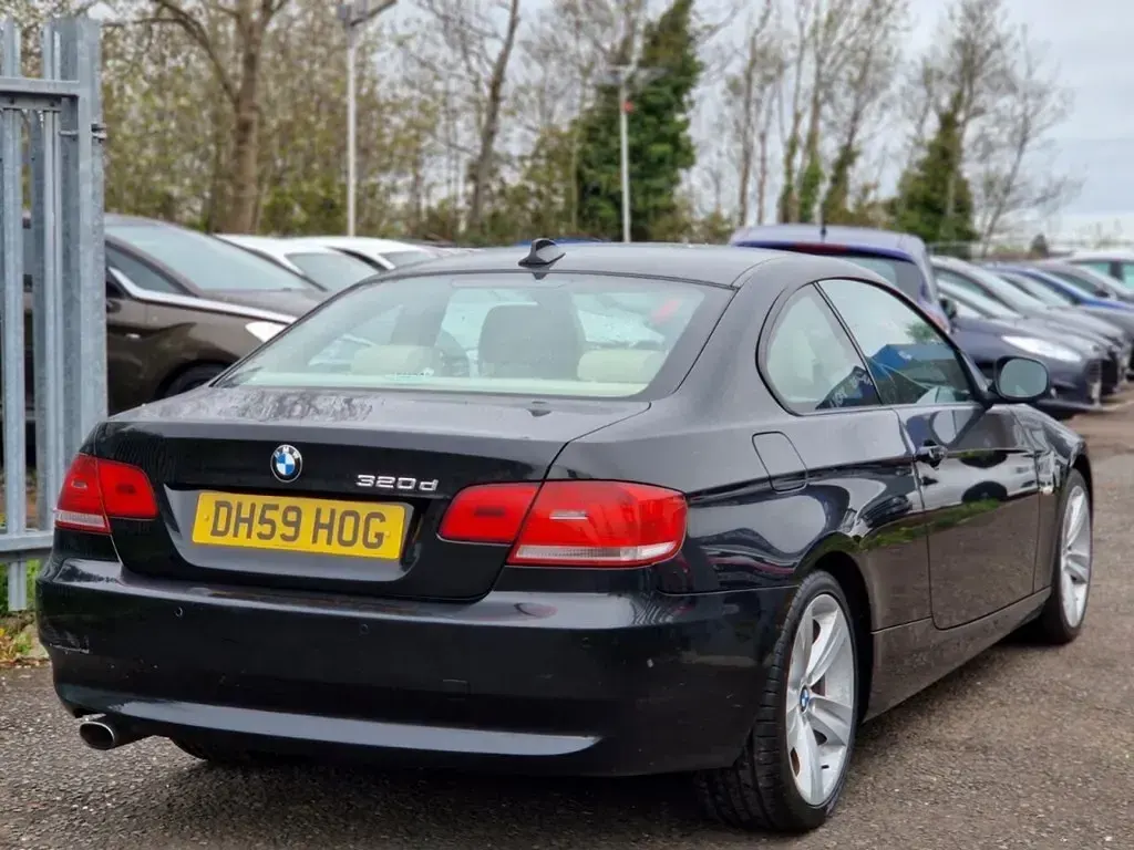 Used BMW 320 175 HP (128 kW) 2010 Black Coupe