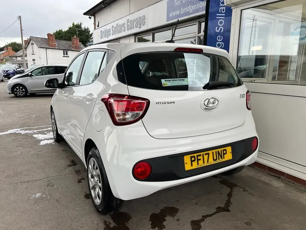 Used Hyundai i10 SE 67 HP (49 kW) 2017 Polar white Hatchback