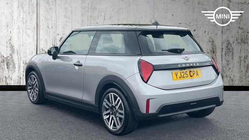Usado Mini Cooper Hatch 113 kW (154 HP) 2025 Prateado Citadino