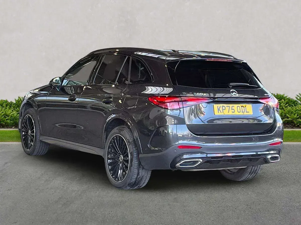 Usado Mercedes GLC300e Urban 2025 Gris Familiar