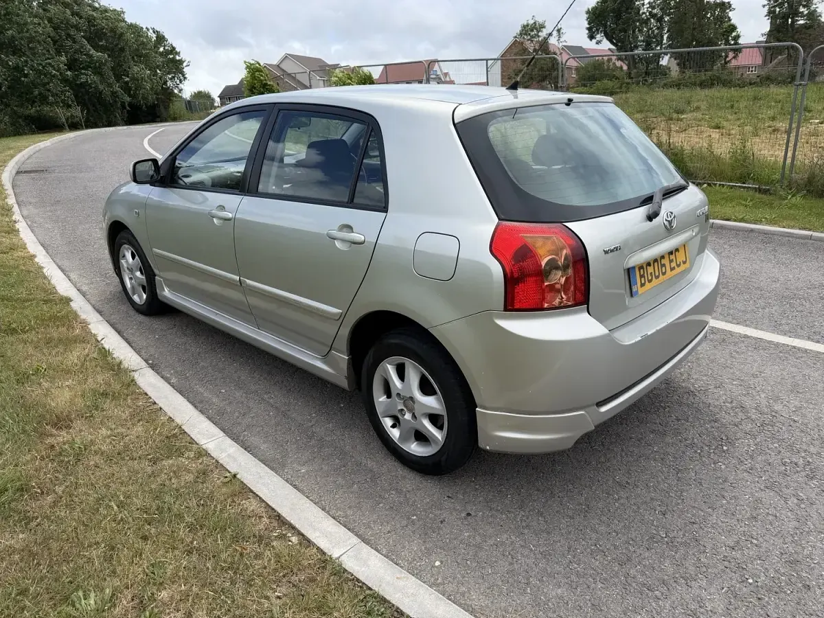 Used Toyota Corolla 97 HP (71 kW) 2006 Silver Hatchback