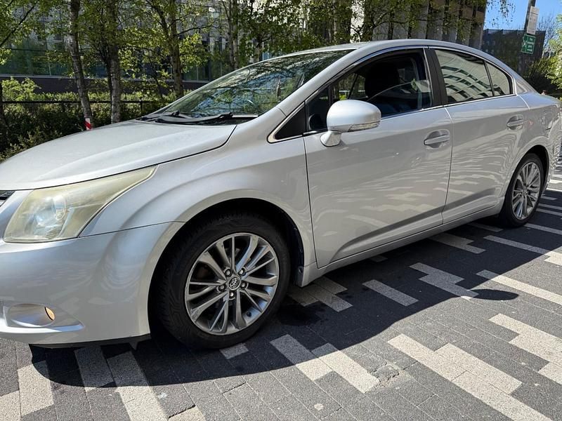 Usado Toyota Avensis 2009 Plateado Berlina