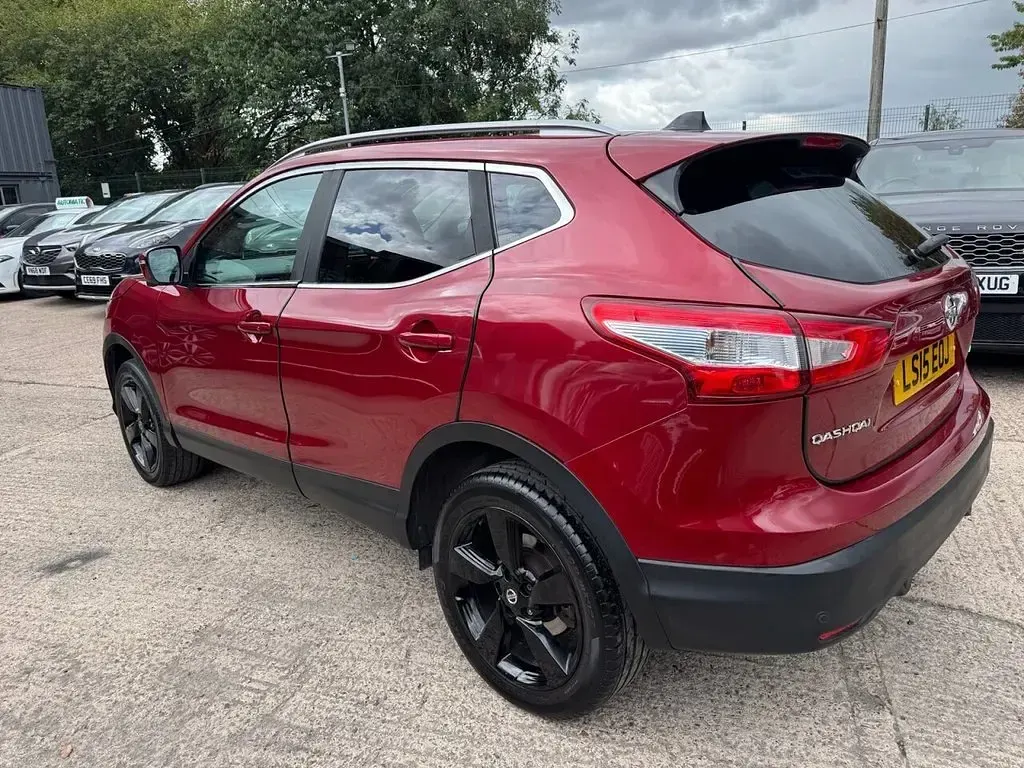 Used Nissan Qashqai N-TEC 110 HP (80 kW) 2015 Red SUV