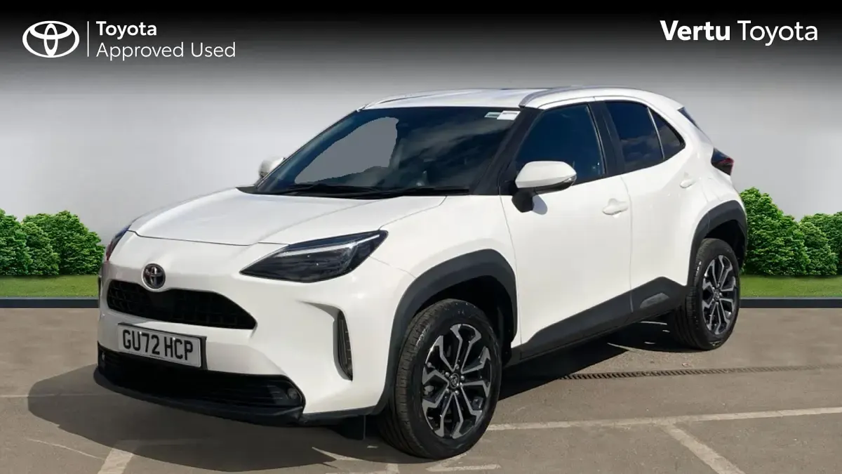 Used Toyota Yaris Hybrid Design 116 HP (85 kW) 2022 Pure white (solid paint) Estate