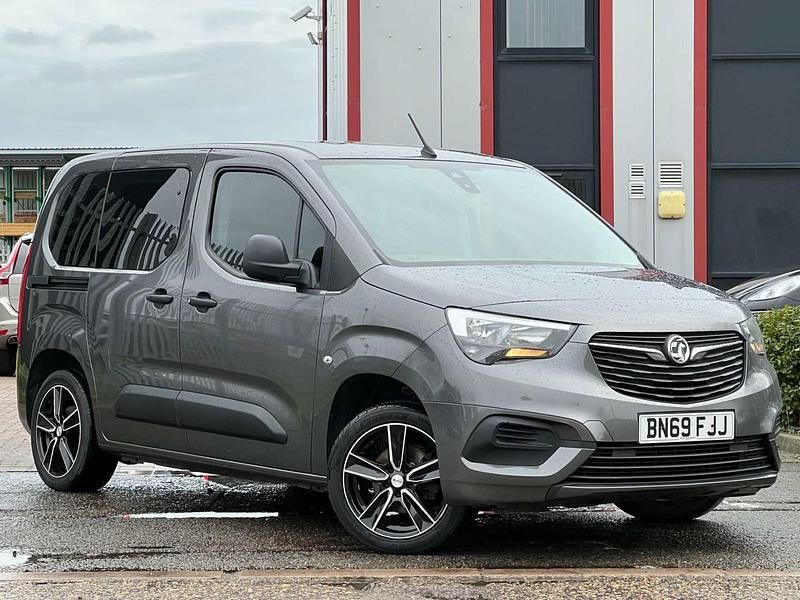 Used Vauxhall Combo Design Edition 100 HP (73 kW) 2019 Grey MPV