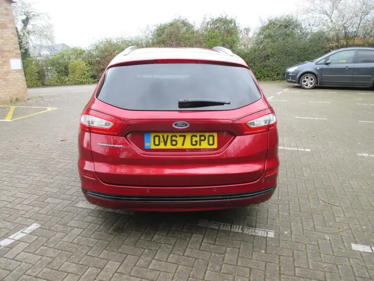 Usado Ford Mondeo Titanium 160 CV (117 kW) 2017 Rojo Familiar
