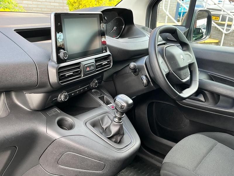 Second-hand Peugeot Partner Premium 102 CP (75 kW) 2023 Alb Monovolum