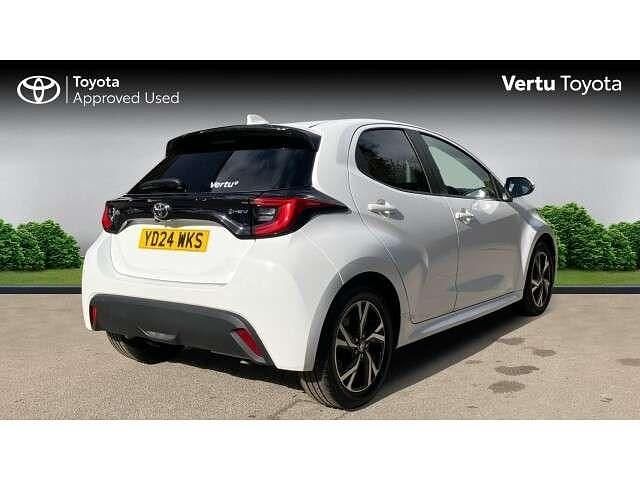 Used Toyota Yaris Hybrid Design 116 HP (85 kW) 2024 White Hatchback