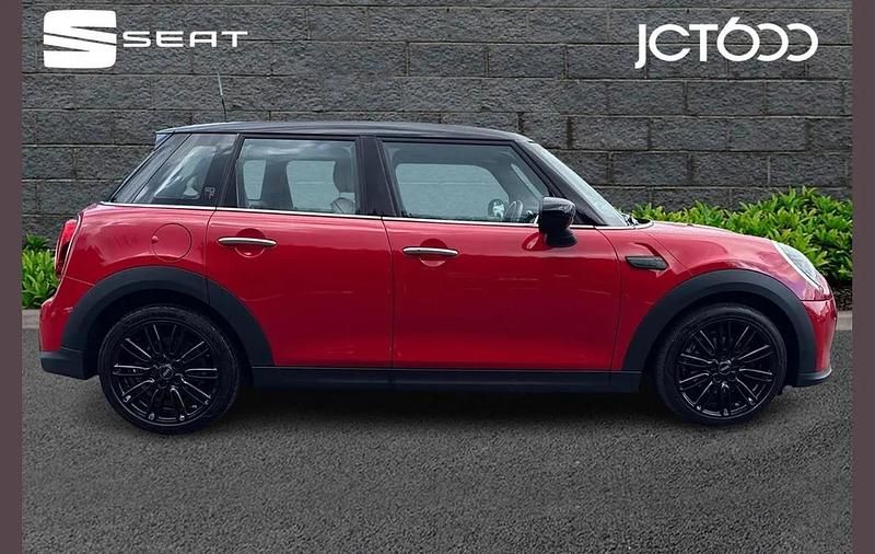 Begagnad Mini Cooper Exclusive 134 HK (98 kW) 2022 Röd Halvkombi