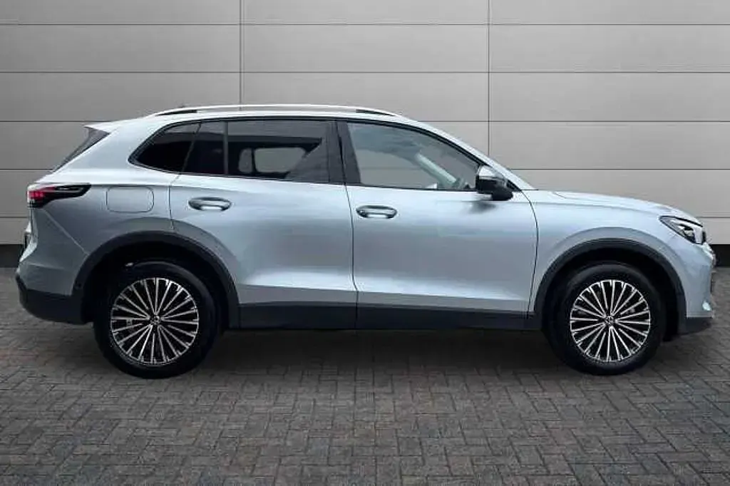 Second-hand VW Tiguan Match 204 CP (150 kW) 2025 Argintiu SUV