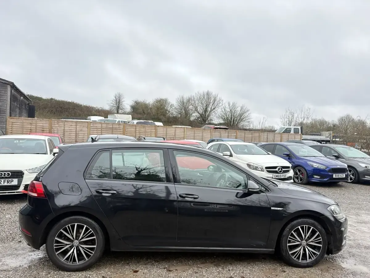 Used VW Golf VII SE 130 HP (95 kW) 2017 Black Hatchback